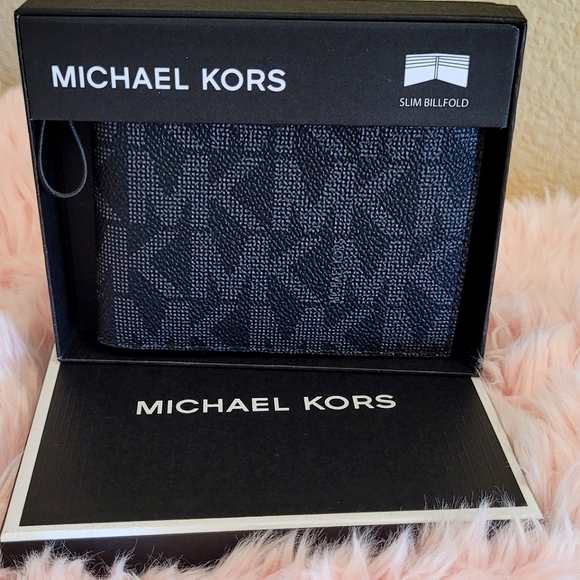 AUTHENTIC MICHAEL KORS BILLFOLD WALLET - Picture 6 of 6